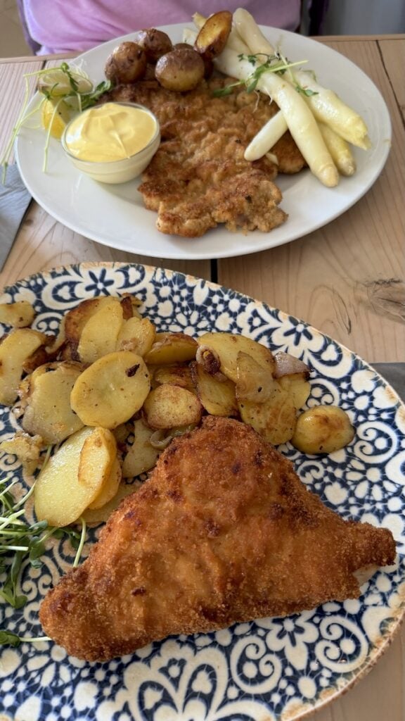 Cordon bleu mit Bratkartoffeln und Schnitzel mit Spargel