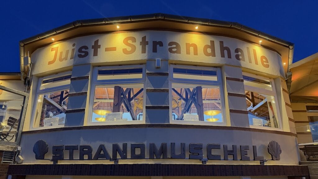 Strandhalle am Abend