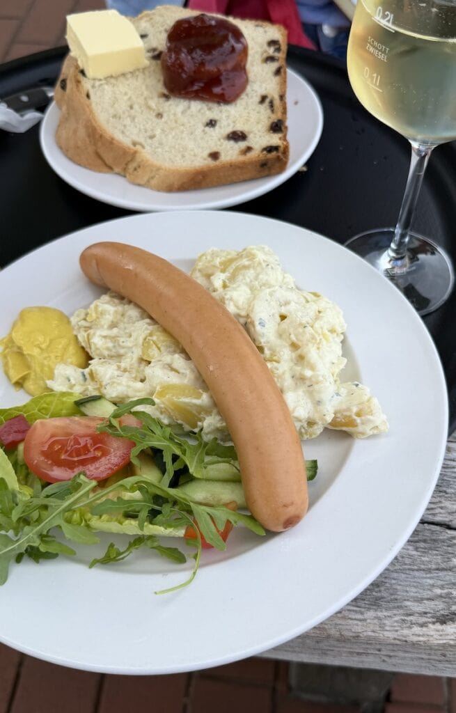 Bockwurst, Kartoffelsalat und ein Glas Weisswein