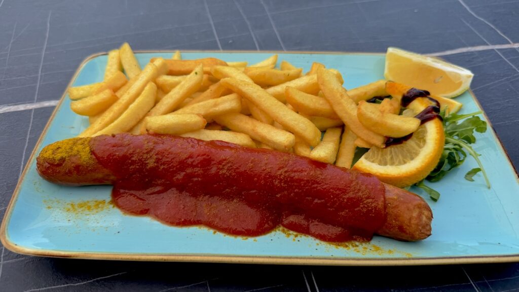 Currywurst mit Pommes