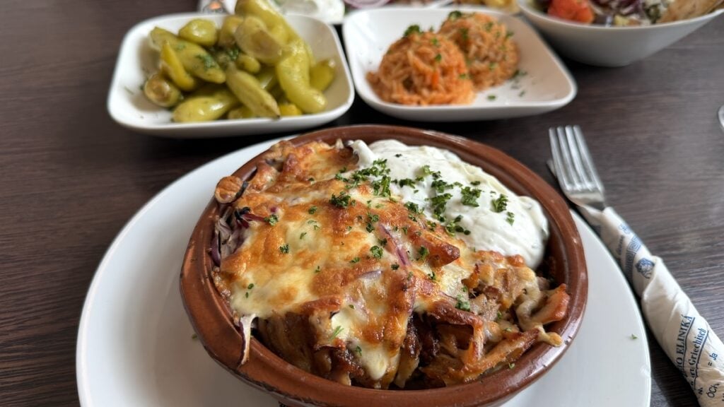Gyros mit Käse überbacken, Reis dazu und gegrillte Peperoni