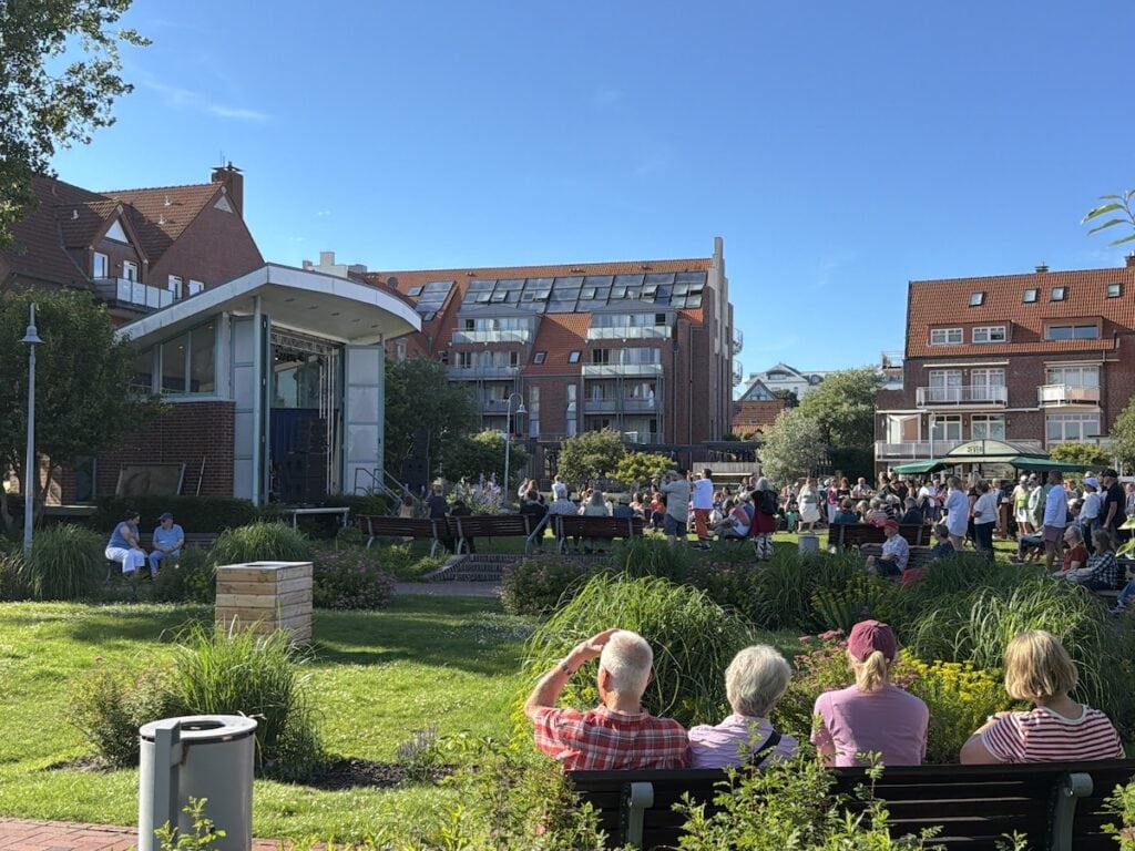 Ein Blick auf den Kurplatz während des Thirty Toes Konzertes