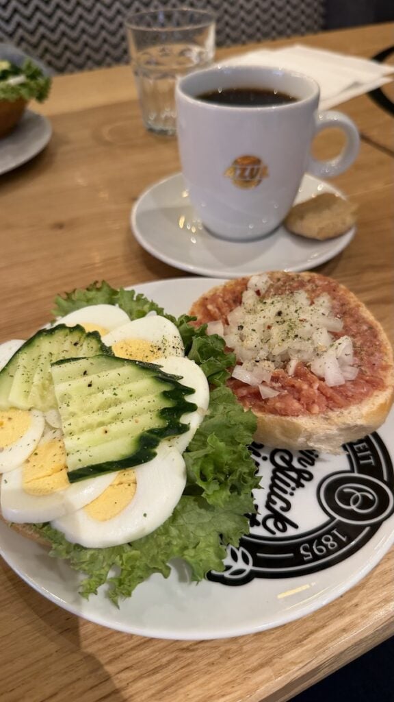 Frühstück mit halben Mett-, halben Eibrötchen