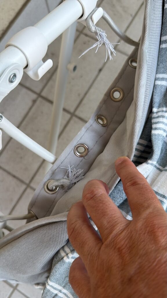 Kaputter Liegestuhl auf dem Balkon