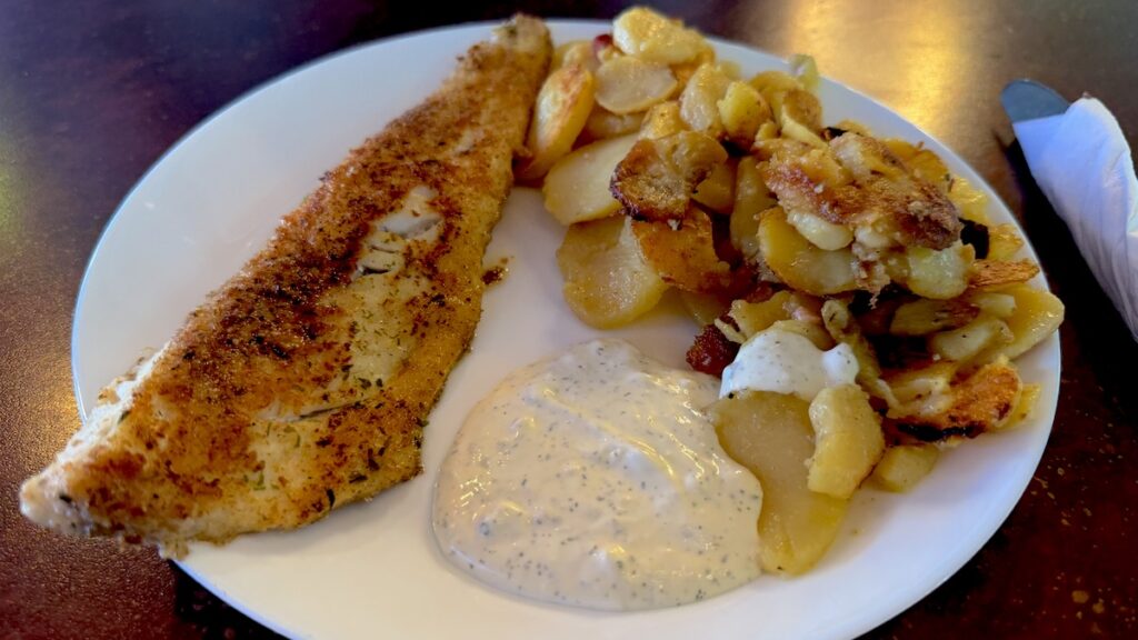 Ausgetrockneter, laukalter Zander mit langweiligen Bratkartoffeln