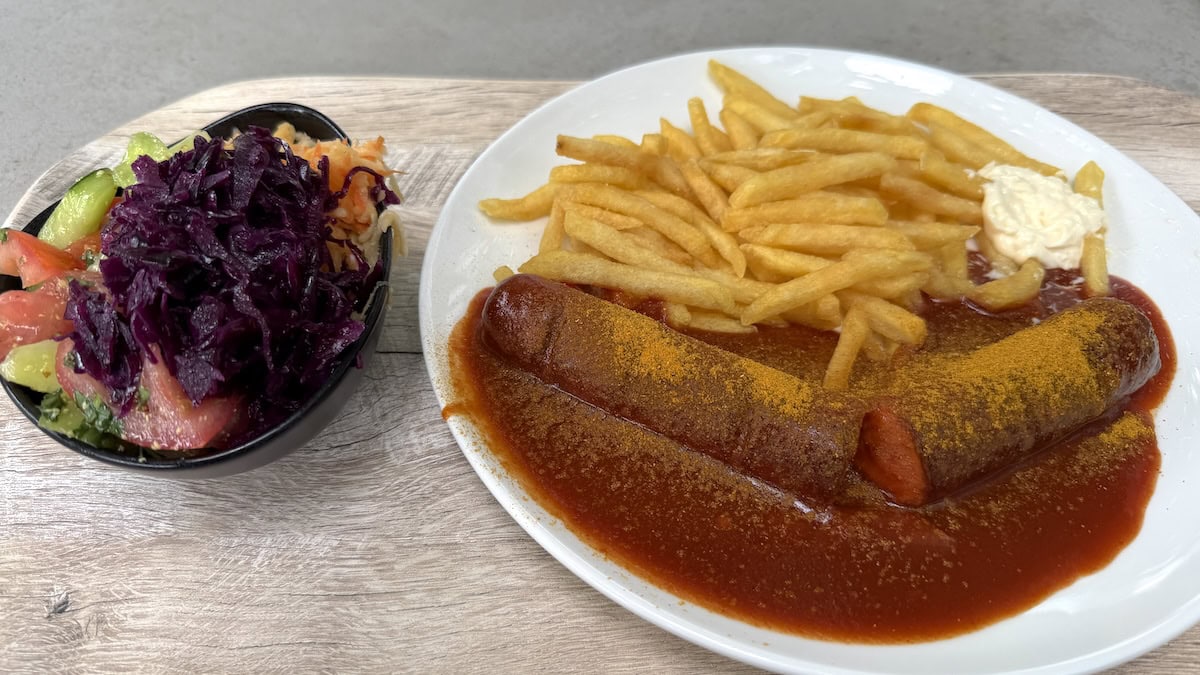 Currywurst mit Pommes und Beilagensalat vom Salatbüfett im Betriebsrestaurant