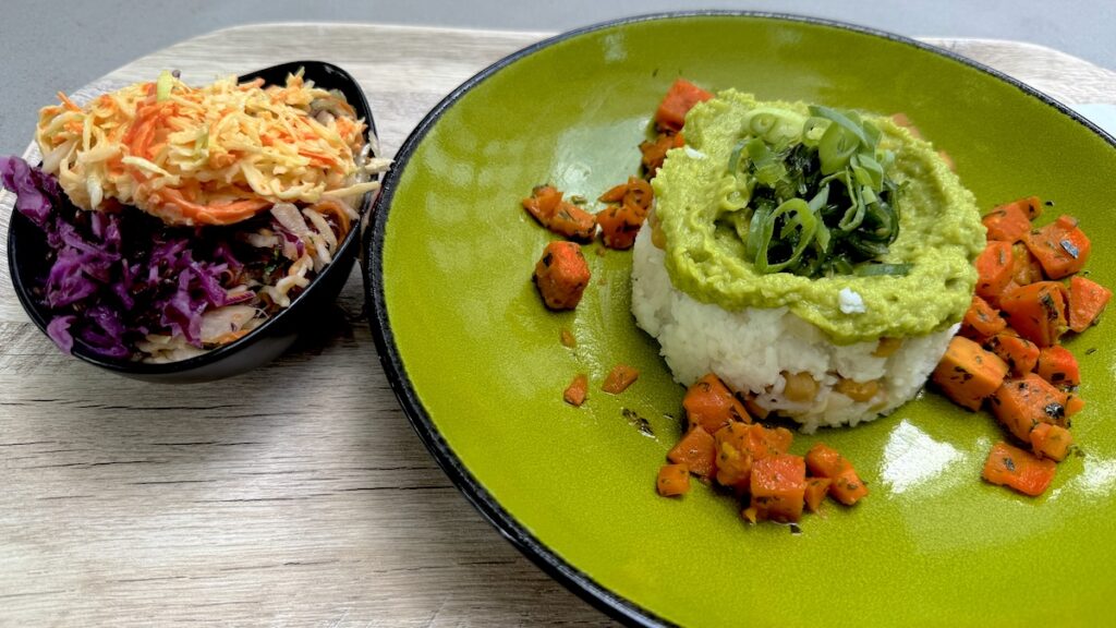 Indonesische Bowl mit Reis, Avocado, Süßkartoffeln und Kichererbsen im Betriebsrestaurant