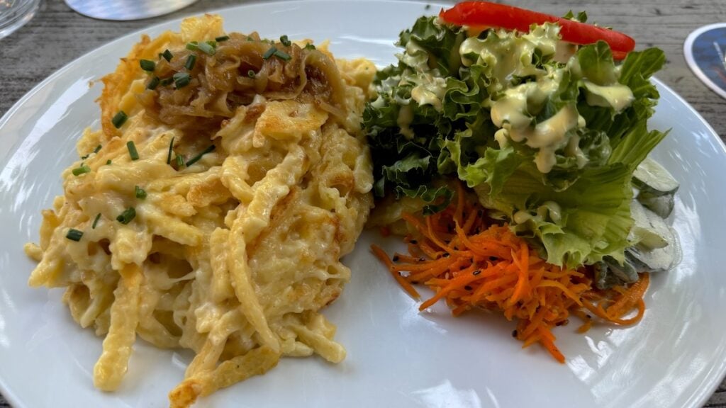 Kässpätzle mit Salatbeilage im Schlesinger