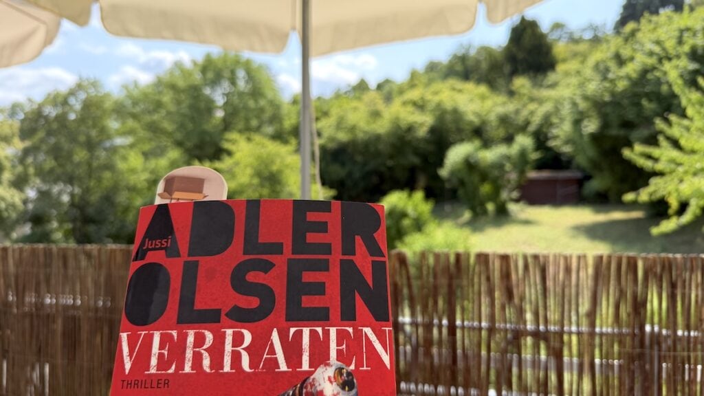 Buch auf dem Balkon