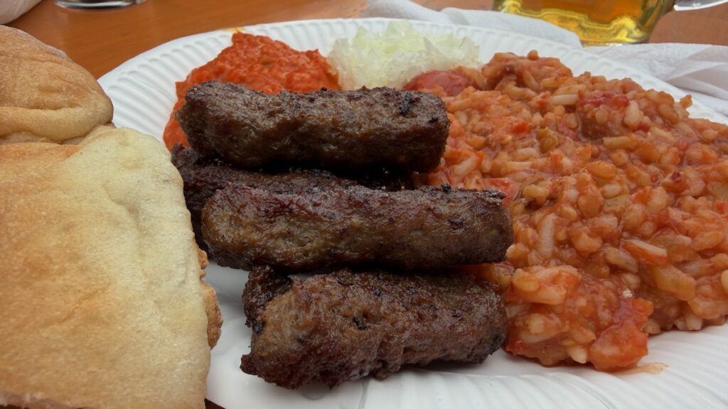 Cevapcici mit Djuvec-Reis von den Serben