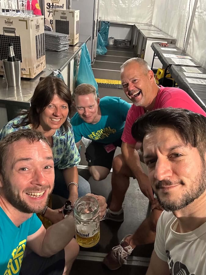 Stammcrew beim Sommerfestival der Kulturen am Pavillon am Brunnen. Liebgewonnene Menschen