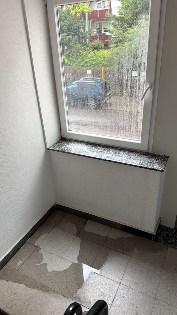 Überschwemmung im Treppenhaus dank gekipptem Fenster