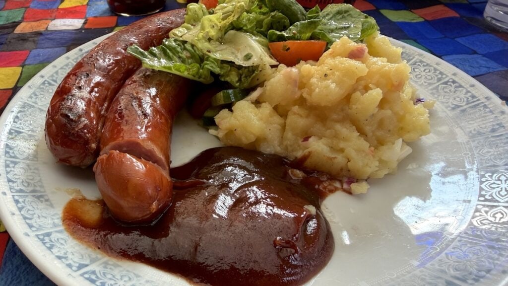 Kaiskrainer, Kartoffelsalat und grüner Salat