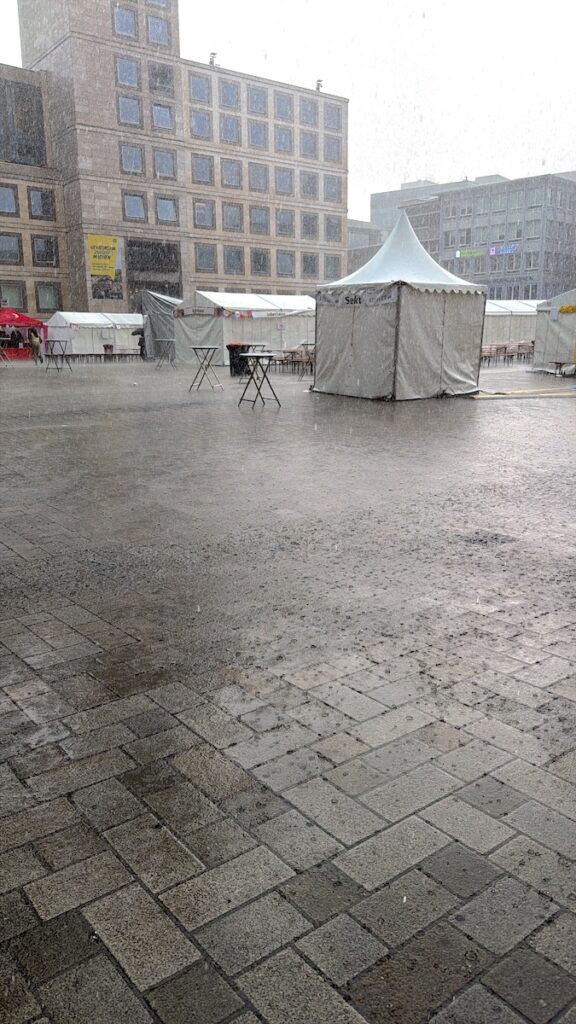 Heftiger Regenguss räumte mal eben den Marktplatz beim Sommerfestival der Kulturen kurzzeitig leer
