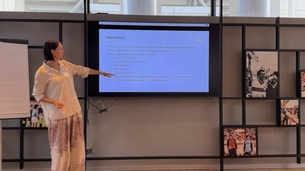 Lena Soukup beim Beginn des Seminars mit der Agenda