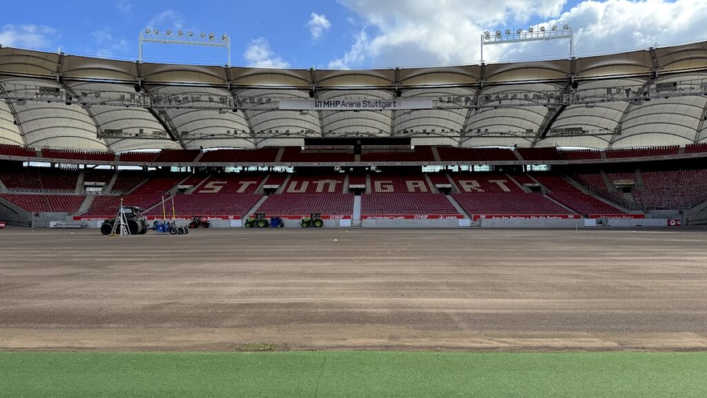 Im Stadion: kein Rasen nach Helene Fischer