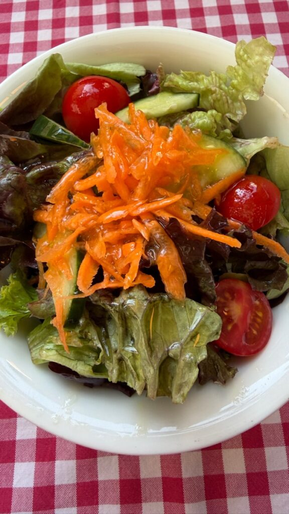 Salat vorneweg geteilt...
