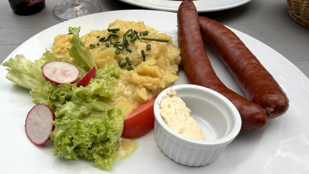Bauernbratwürste mit Kartoffelsalat und Meerrettich