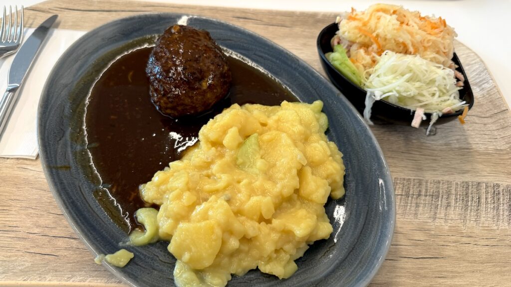 Frikadelle mit Kartoffel-Gurken-Salat, dazu Salat vom Büfett