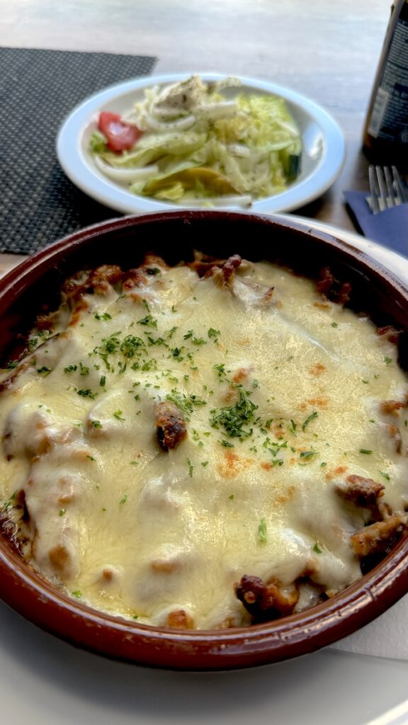 Gyros mit Metaxasoße und Käse überbacken