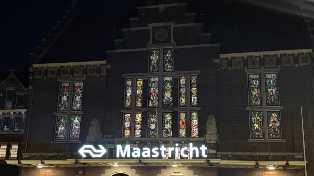 Bahnhof von Maastricht bei Nacht
