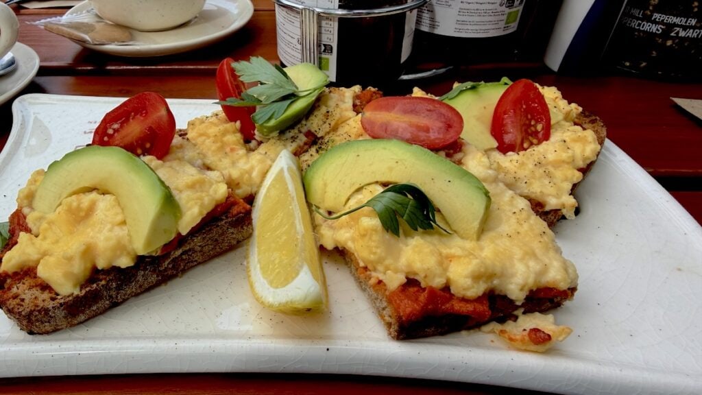 Rührei mit Avocado auf getoastem Sauerteigbrot