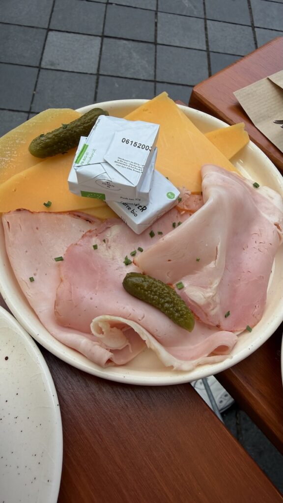 Schinken und Käse nachbestellt zu Nics Frühstück für sie und mich