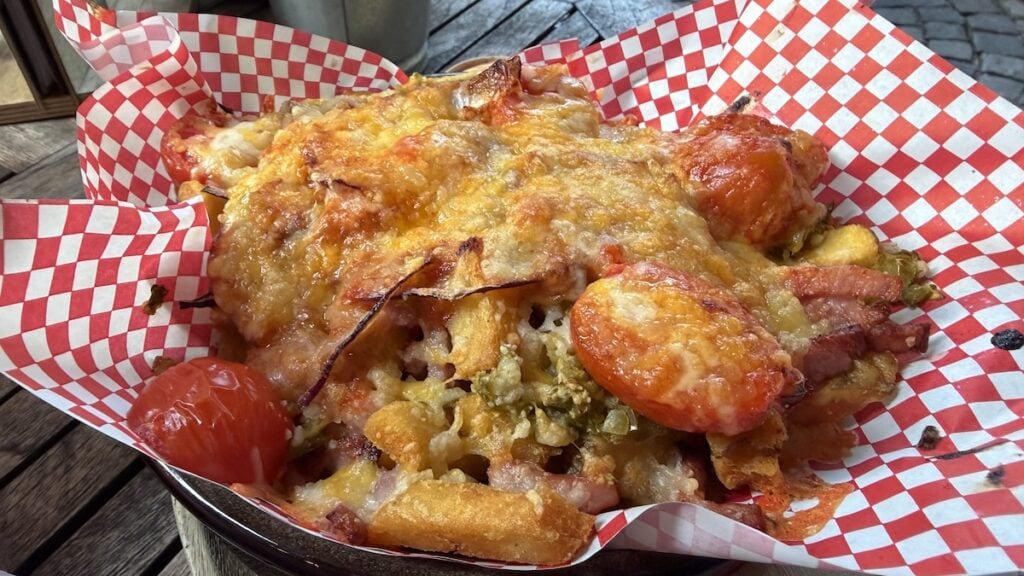 Loaded Fries im Cafe Forum
