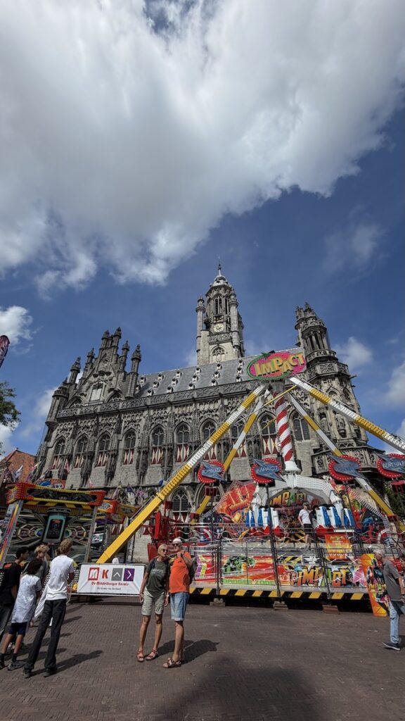 Stadhuis Middelburg, leider von der Kirmes zugestellt
