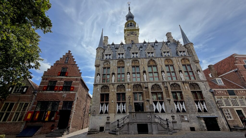 Stadhuis Veere und links ein weiteres schönes Häuschen