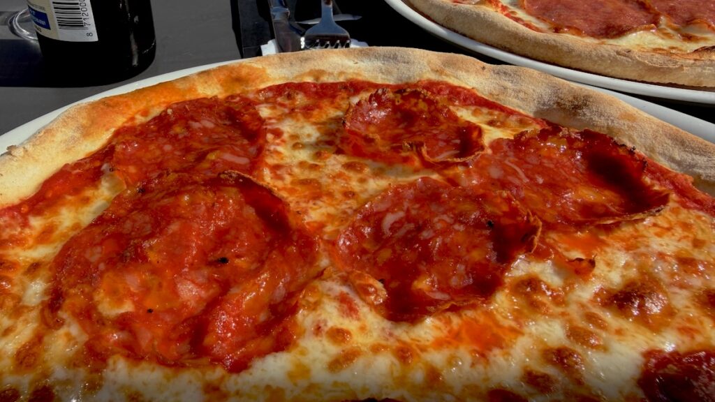 Pizza mit scharfer Salami im Restaurant 1622 im Hafen von Veere