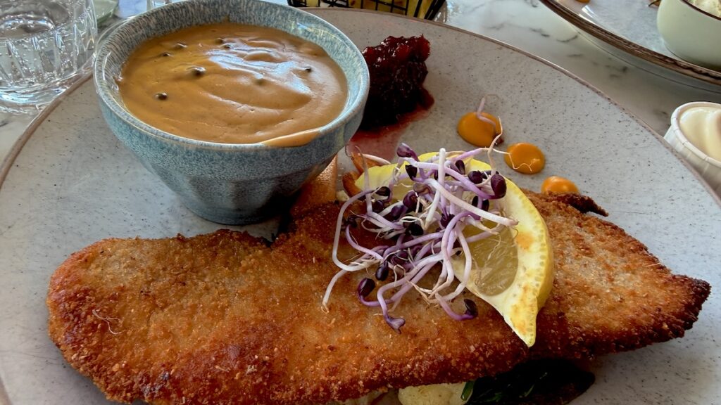 Schnitzel mit Pfeffersoße im De Roode Leeuw Domburg