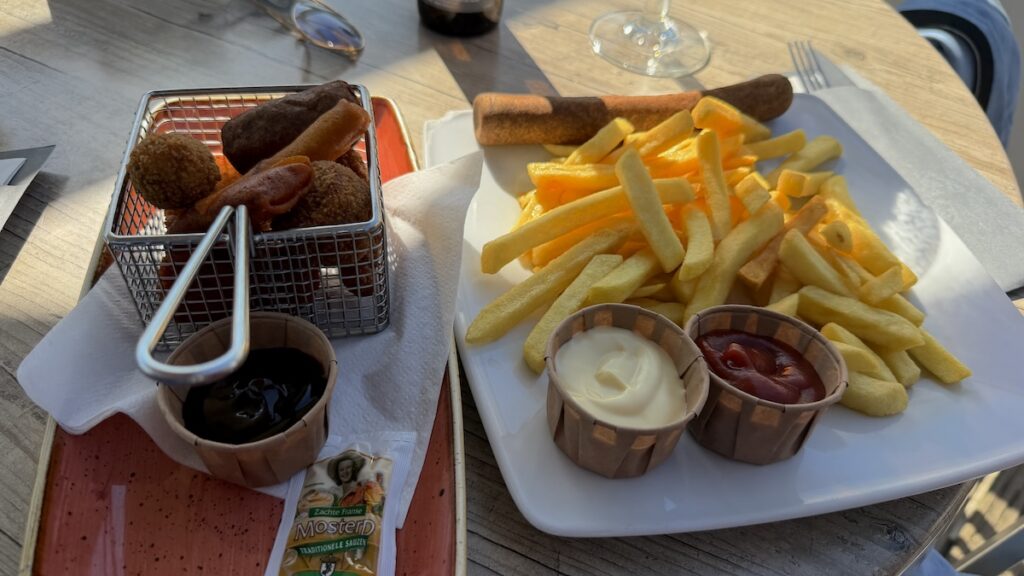 Bittergarnituur und Frits mit Frikandel