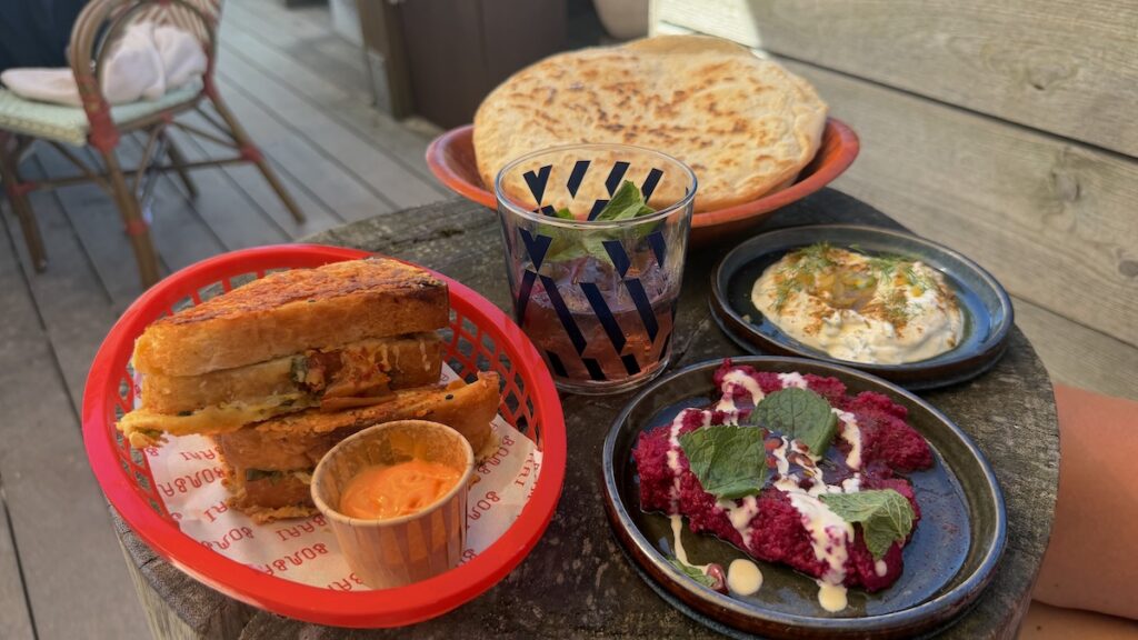 Pitta mit zwei Dips für Nic, Toast mit Kimchi und Käse für mich