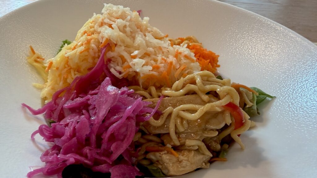 Salat vom Büfett zum Mittagessen