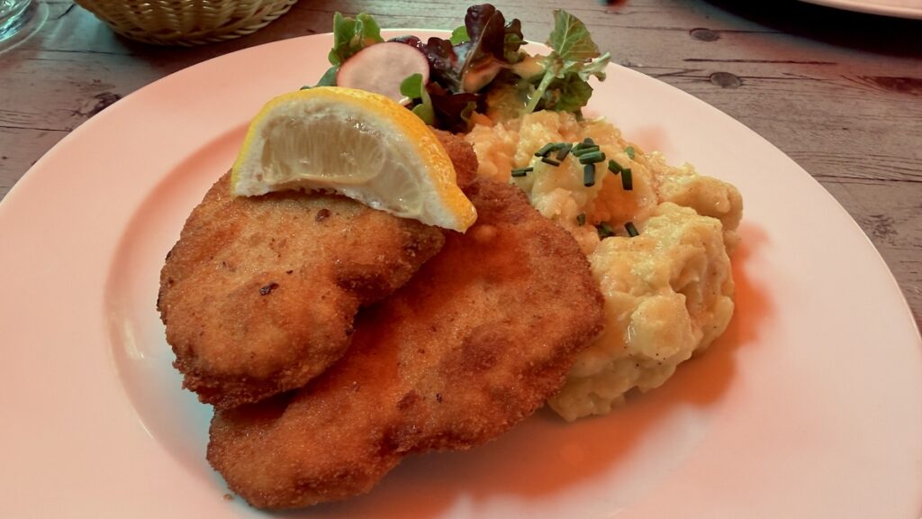Schnitzel mit Kartoffelsalat im Schlesinger