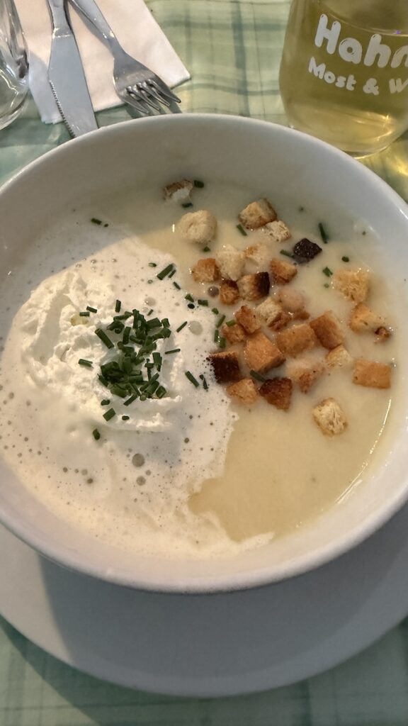 Knoblauchsuppe im Hahn's Mostbesen