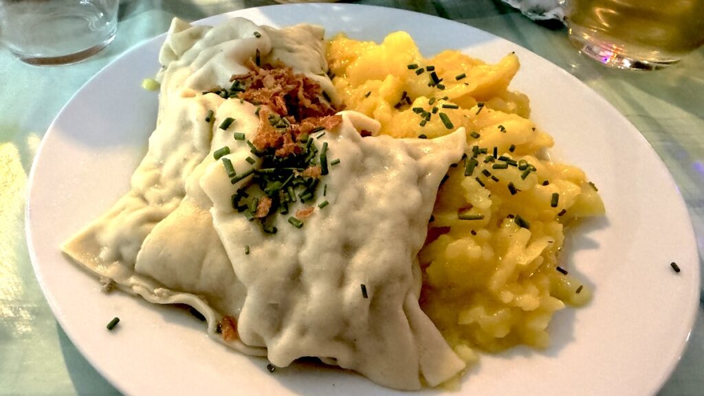 Maultaschen mit Kartoffelsalat im Hahn's Mostbesen