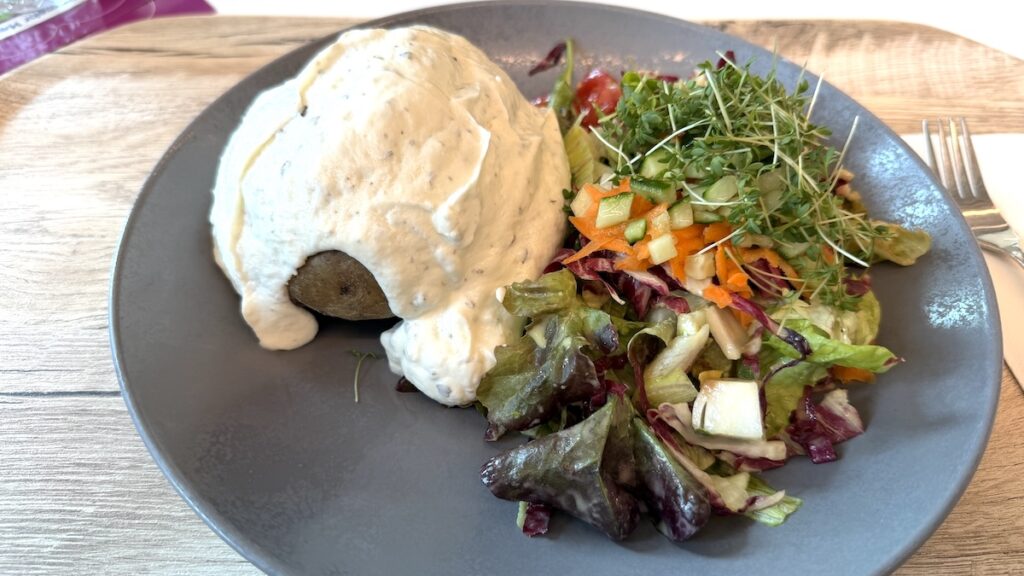 Ofenkartoffel mit Salatbeilage