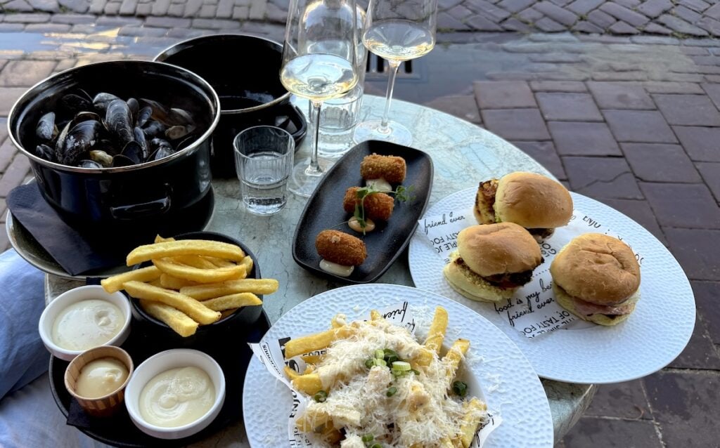 Miniburger, verschiedene Kroketten und Pommes mit Parmesan für mich, Muscheln für Nic