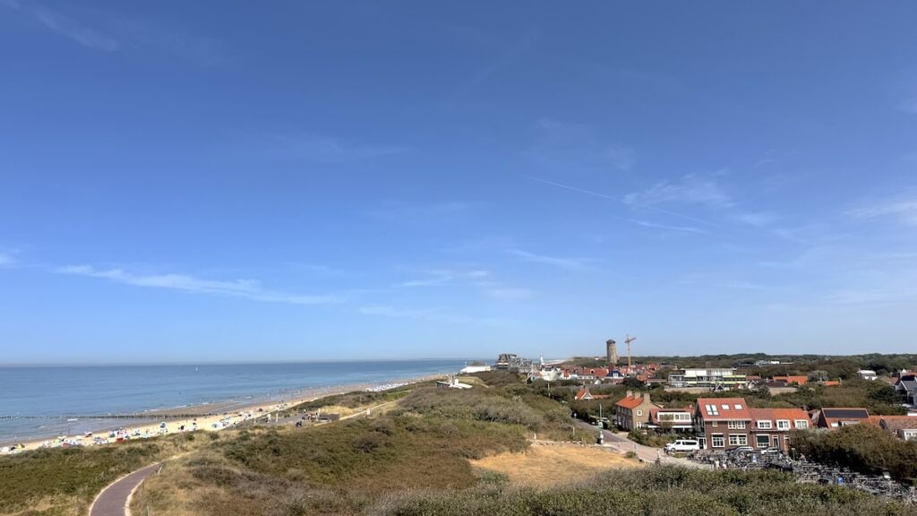 Blick auf den Strand und den Turm von Domburg