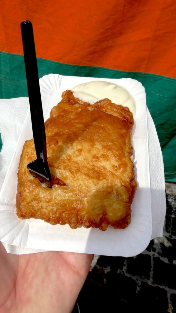 Frittierter Fisch auf dem Markt in Maastricht