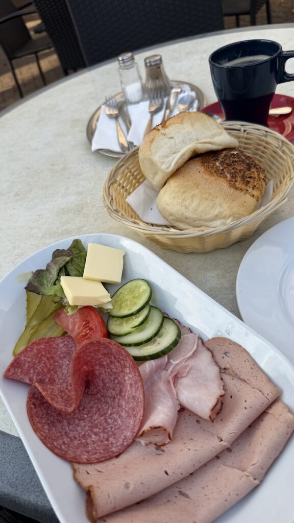Pfefferbrötchen, Salami, Schinken und Fleischkäse