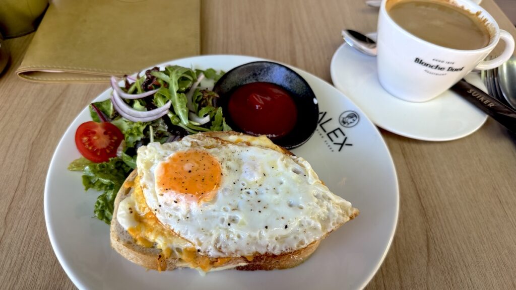 Brot, Käse, Schinken und Ei zum Frühstück im Alex Maastricht