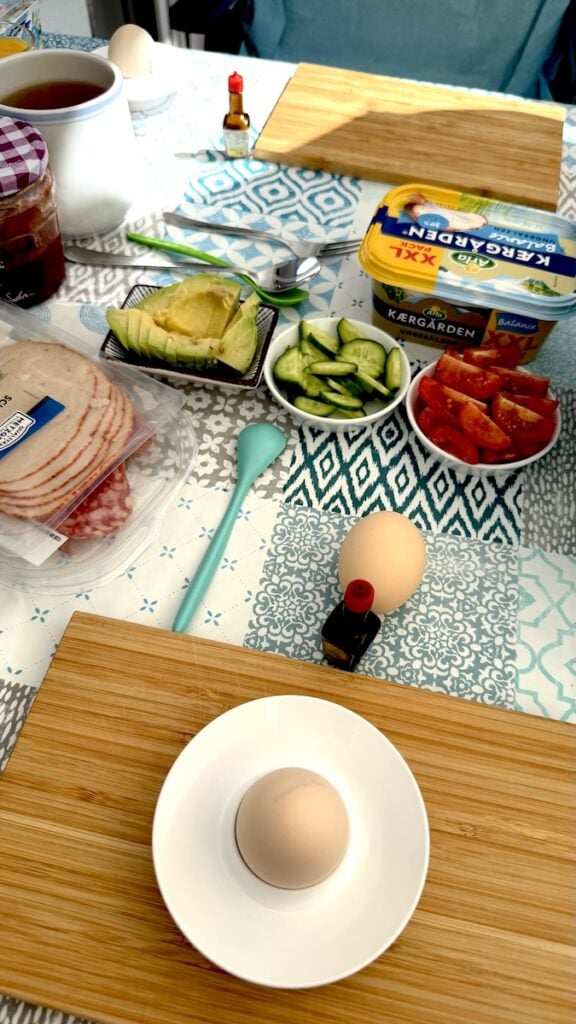 Frühstück auf dem Balkon