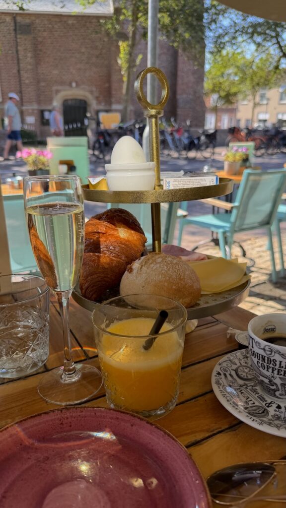 Nics Frühstück mit Ei, Croissant, Brötchen, Schinken, Käse, Marmelade..