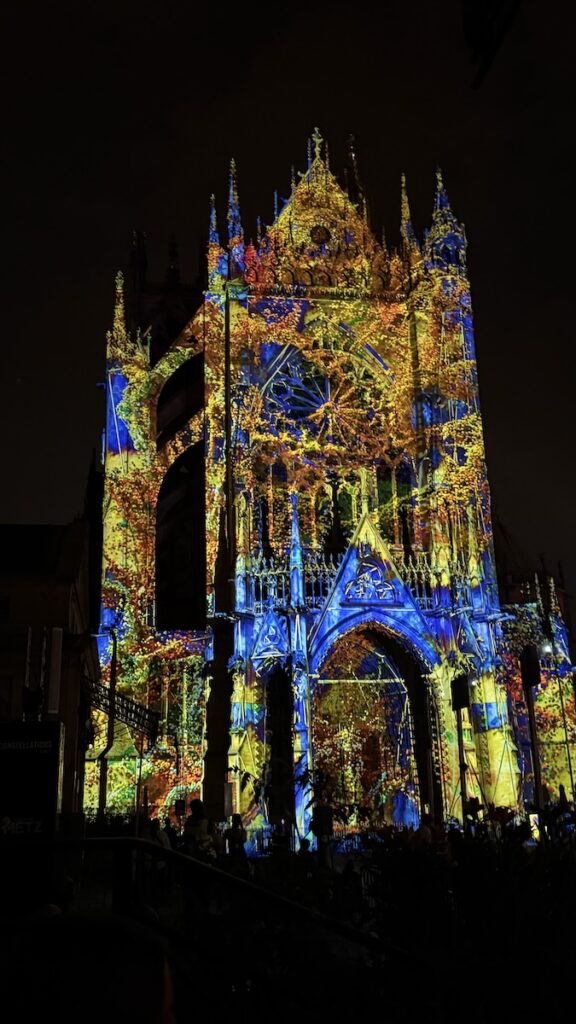Während der Lichtshow an der Kathedrale Metz
