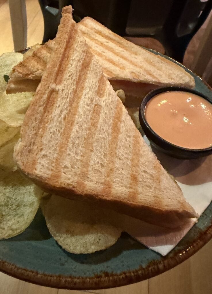 Schinken-Käse-Toast mit Chips im Mon Petit