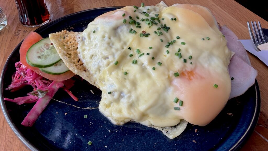 Uitsmijter mit Käse und Schinken