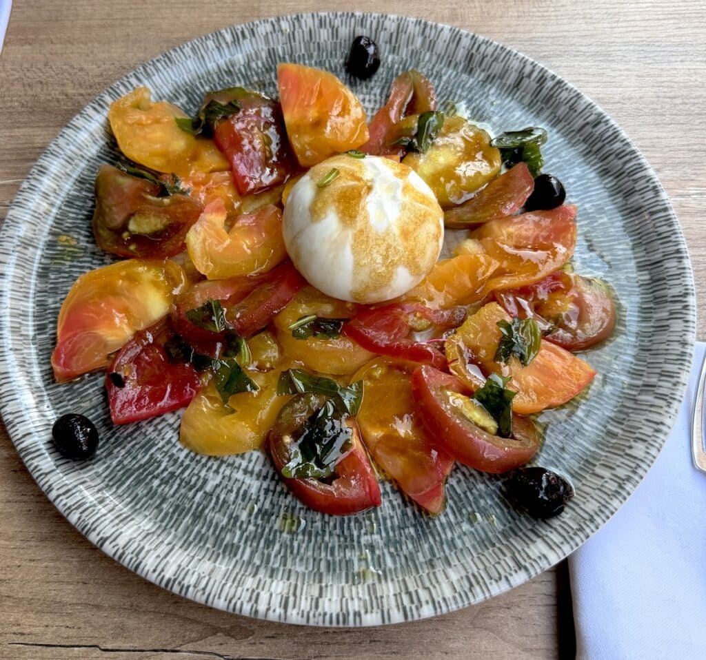 Tomaten mit Burrata als geteilte Vorspeise